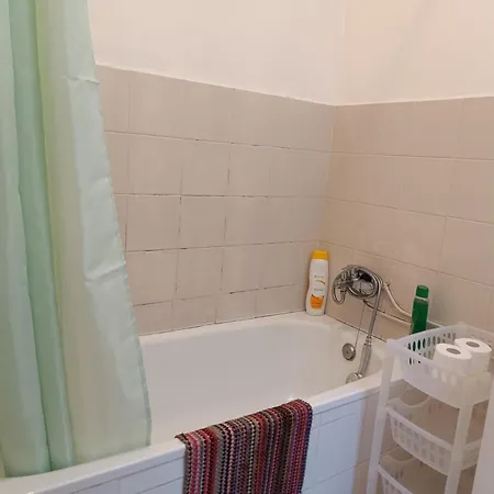 Piso Muy Antiguo, Alquilado A Estudiantes En El Curso Apartment