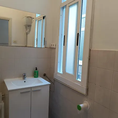 Piso Muy Antiguo, Alquilado A Estudiantes En El Curso Apartment A Coruna