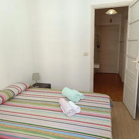 Apartment Piso Muy Antiguo, Alquilado A Estudiantes En El Curso A Coruna
