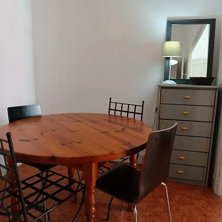 Piso Muy Antiguo, Alquilado A Estudiantes En El Curso A Coruna