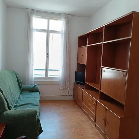 Piso Muy Antiguo, Alquilado A Estudiantes En El Curso Apartment *