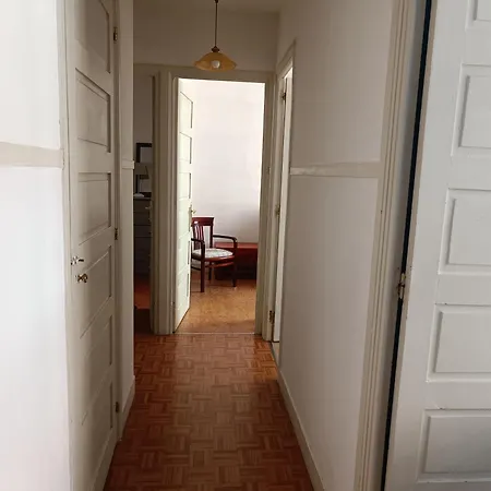 Piso Muy Antiguo, Alquilado A Estudiantes En El Curso A Coruna