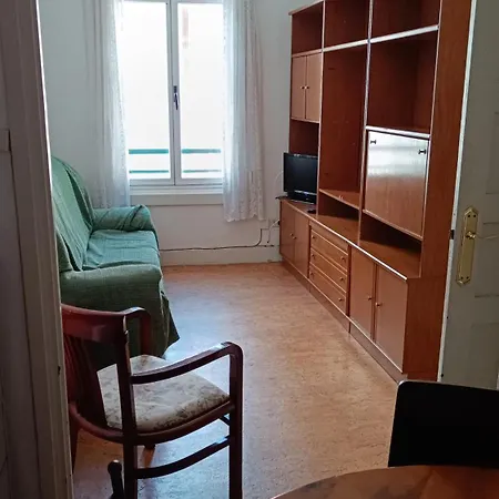 Piso Muy Antiguo, Alquilado A Estudiantes En El Curso Apartment