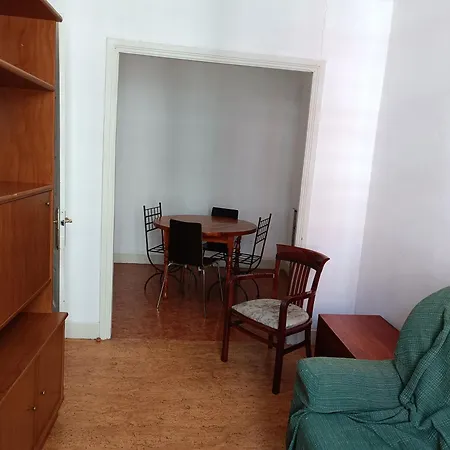 Piso Muy Antiguo, Alquilado A Estudiantes En El Curso Apartment A Coruna