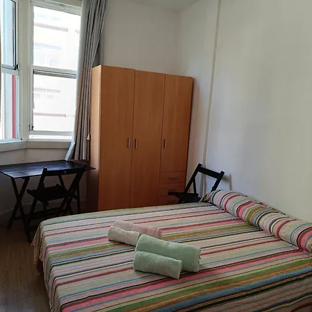 Piso Muy Antiguo, Alquilado A Estudiantes En El Curso Apartment
