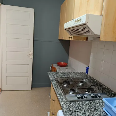 Piso Muy Antiguo, Alquilado A Estudiantes En El Curso A Coruna